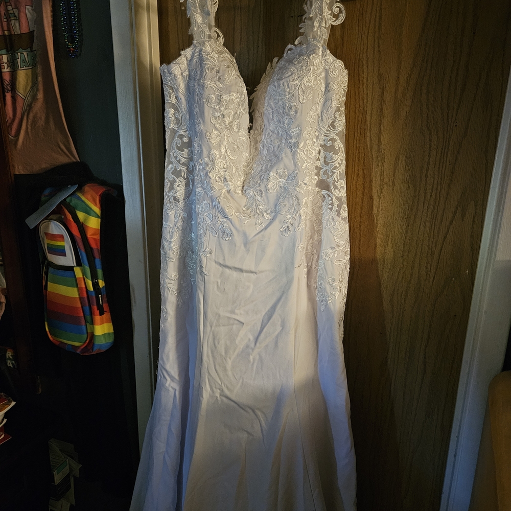 Elegant White Lace Wedding Dress - Picture 7 of 10